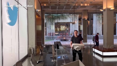 Scene from Elon Musk entra nella sede di Twitter con un lavandino in mano