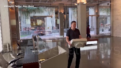 Scene from Elon Musk entra nella sede di Twitter con un lavandino in mano