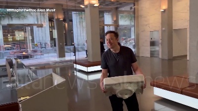 Scene from Elon Musk entra nella sede di Twitter con un lavandino in mano