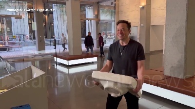 Scene from Elon Musk entra nella sede di Twitter con un lavandino in mano