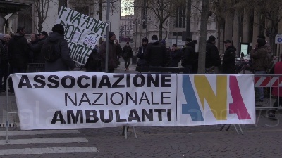 Scene from Area B, ambulanti in piazza per chiedere proroga al Comune