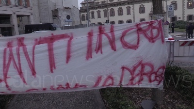 Scene from Area B, ambulanti in piazza per chiedere proroga al Comune