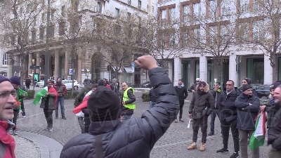 Scene from Area B, ambulanti in piazza per chiedere proroga al Comune