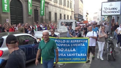 Scene from A Milano i 'No Green pass' tornano in corteo per le vie del centro