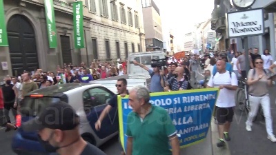 Scene from A Milano i 'No Green pass' tornano in corteo per le vie del centro