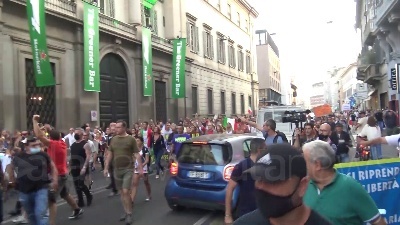 Scene from A Milano i 'No Green pass' tornano in corteo per le vie del centro