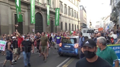Scene from A Milano i 'No Green pass' tornano in corteo per le vie del centro