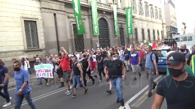 Scene from A Milano i 'No Green pass' tornano in corteo per le vie del centro