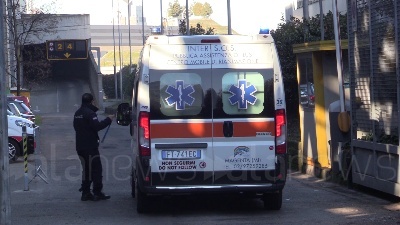 Scene from Covid, riapre l'ospedale in Fiera a Milano: l'arrivo della prima ambulanza