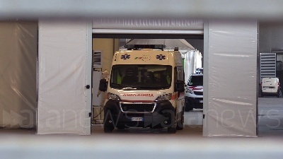 Scene from Covid, riapre l'ospedale in Fiera a Milano: l'arrivo della prima ambulanza