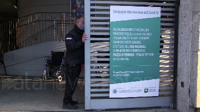 Scene from Vaccini Lombardia, grazie a Gardaland l'hub Fiera Milano diventa un 'parco divertimenti'