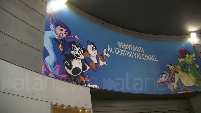Scene from Vaccini Lombardia, grazie a Gardaland l'hub Fiera Milano diventa un 'parco divertimenti'