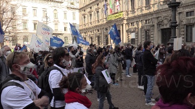 Scene from Milano, Io Apro: centinaia di manifestanti in piazza della Scala contro le chiusure