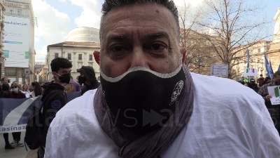 Scene from Milano, Io Apro: centinaia di manifestanti in piazza della Scala contro le chiusure