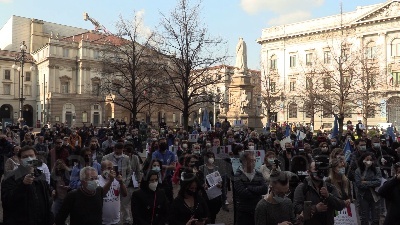 Scene from Milano, Io Apro: centinaia di manifestanti in piazza della Scala contro le chiusure