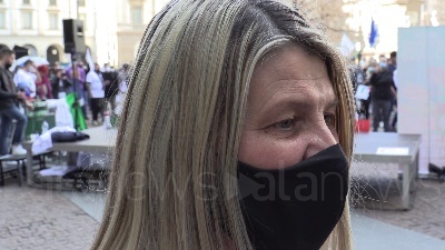 Scene from Milano, Io Apro: centinaia di manifestanti in piazza della Scala contro le chiusure
