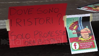 Scene from Milano, Io Apro: centinaia di manifestanti in piazza della Scala contro le chiusure