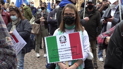 Scene from Milano, Io Apro: centinaia di manifestanti in piazza della Scala contro le chiusure