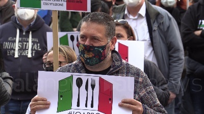 Scene from Milano, Io Apro: centinaia di manifestanti in piazza della Scala contro le chiusure