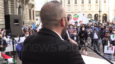 Scene from Milano, Io Apro: centinaia di manifestanti in piazza della Scala contro le chiusure
