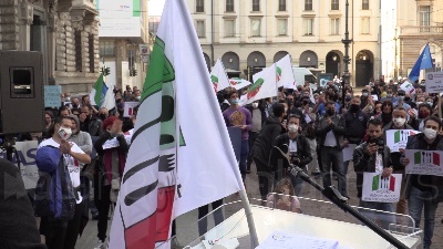 Scene from Milano, Io Apro: centinaia di manifestanti in piazza della Scala contro le chiusure