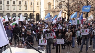 Scene from Milano, Io Apro: centinaia di manifestanti in piazza della Scala contro le chiusure