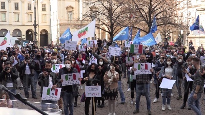 Scene from Milano, Io Apro: centinaia di manifestanti in piazza della Scala contro le chiusure