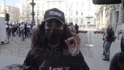 Scene from Milano, Io Apro: centinaia di manifestanti in piazza della Scala contro le chiusure