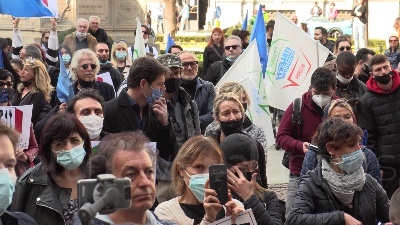 Scene from Milano, Io Apro: centinaia di manifestanti in piazza della Scala contro le chiusure
