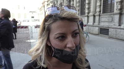 Scene from Milano, Io Apro: centinaia di manifestanti in piazza della Scala contro le chiusure