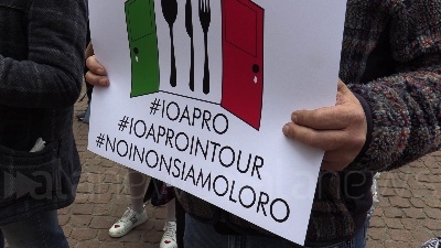 Scene from Milano, Io Apro: centinaia di manifestanti in piazza della Scala contro le chiusure