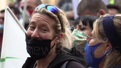 Scene from Milano, Io Apro: centinaia di manifestanti in piazza della Scala contro le chiusure