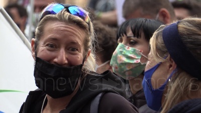 Scene from Milano, Io Apro: centinaia di manifestanti in piazza della Scala contro le chiusure