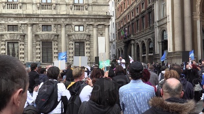 Scene from Milano, Io Apro: centinaia di manifestanti in piazza della Scala contro le chiusure