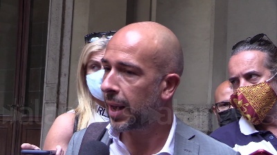 Scene from Incendio a Milano, residente: "Siamo in emergenza, serve norma a livello nazionale"