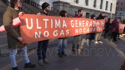 Scene from Milano, i manifestanti di Ultima generazione davanti al tribunale: "Ficicchia non è un criminale"