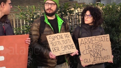 Scene from Milano, i manifestanti di Ultima generazione davanti al tribunale: "Ficicchia non è un criminale"