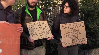 Scene from Milano, i manifestanti di Ultima generazione davanti al tribunale: "Ficicchia non è un criminale"