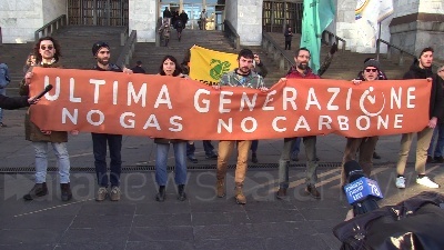 Scene from Milano, i manifestanti di Ultima generazione davanti al tribunale: "Ficicchia non è un criminale"