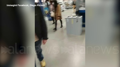 Scene from "Attenzione, ci sono difficoltà tecniche nell'edificio": l'evacuazione dall'Ikea di Corsico