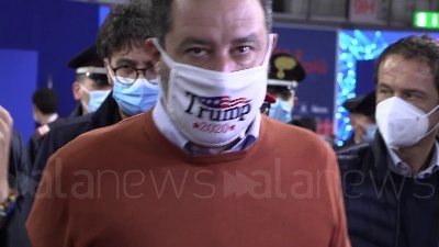 Scene from Salvini con mascherina pro-Trump: "Non ho perso la speranza che vinca"