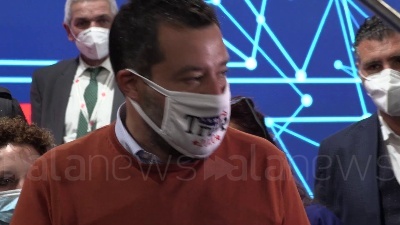 Scene from Salvini con mascherina pro-Trump: "Non ho perso la speranza che vinca"
