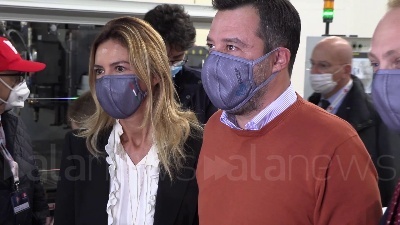 Scene from Salvini con mascherina pro-Trump: "Non ho perso la speranza che vinca"