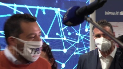 Scene from Salvini con mascherina pro-Trump: "Non ho perso la speranza che vinca"