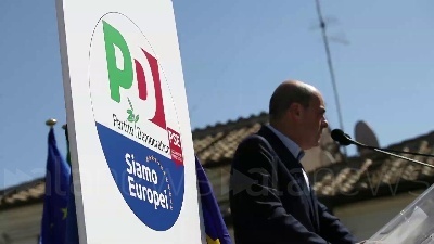 Scene from Europee, Zingaretti presenta il simbolo della lista Pd: "No armi alle persone ma lavoro"