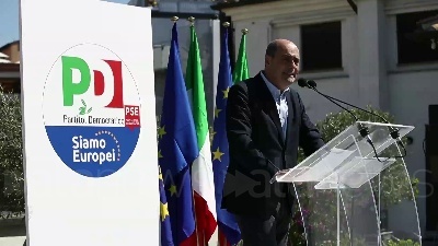 Scene from Europee, Zingaretti presenta il simbolo della lista Pd: "No armi alle persone ma lavoro"
