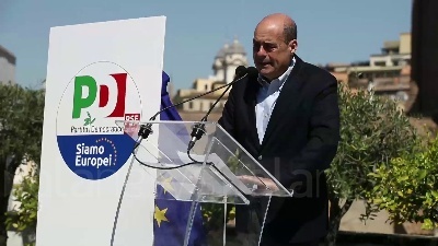 Scene from Europee, Zingaretti presenta il simbolo della lista Pd: "No armi alle persone ma lavoro"