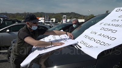 Scene from Proteste sull'A1: ristoratori bloccano l'Autogrill di Cantagallo