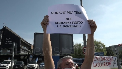 Scene from Proteste sull'A1: ristoratori bloccano l'Autogrill di Cantagallo