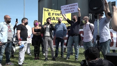 Scene from Proteste sull'A1: ristoratori bloccano l'Autogrill di Cantagallo